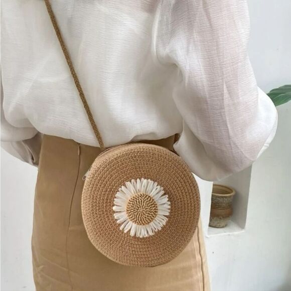 Round Straw Daisy Crossbody - Picture 1 of 4
